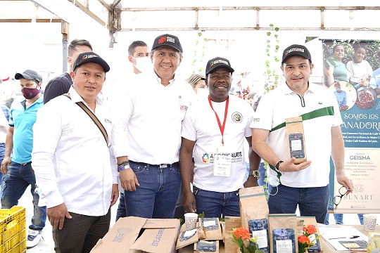 Productores de Ricaurte beneficiados con ‘Más Oportunidades Para El Campo’ 201021feriachinacota