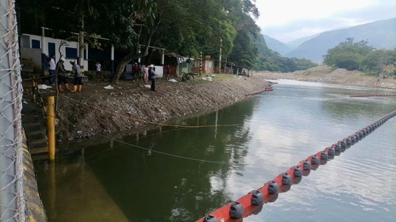Derrame de petróleo controlado antes del acueducto de Cúcuta